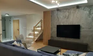 Jak zrobić lamele w salonie - proste kroki do efektownej aranżacji
