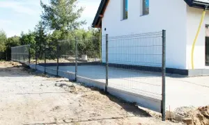 Ile kosztuje ogrodzenie panelowe? Sprawdź najważniejsze koszty i ukryte wydatki