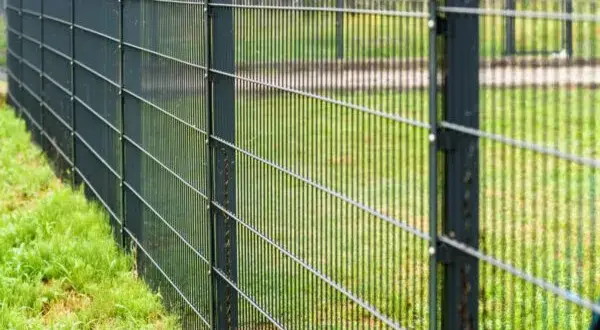 Ogrodzenie panelowe: jak dobrać odległość między słupkami?