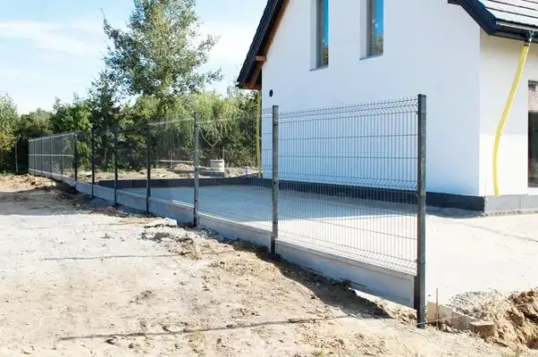 Ile kosztuje ogrodzenie panelowe? Sprawdź najważniejsze koszty i ukryte wydatki